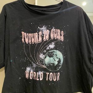 Black graphic tee cropped